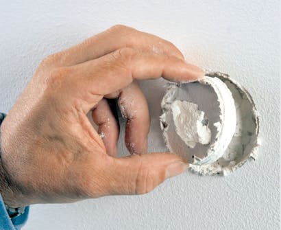 Bor ut det ødelagte stykket med den minste hullsaga Bor ut det ødelagte stykket med den minste hullsaga